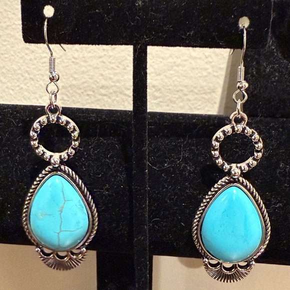 Paparazzi 3 Piece Turquoise Jewelry Set (Includes: Earrings, Bracelet & Ring) - Picture 3 of 15